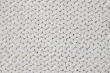 Ürün, tellerdeki çeşitli döngülerle birbirine bağlı yünlü ipliklerden yapılmıştır.