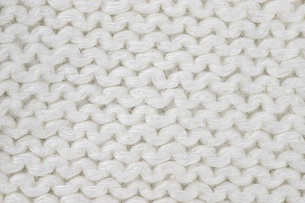 Ürün, tellerdeki çeşitli döngülerle birbirine bağlı yünlü ipliklerden yapılmıştır.