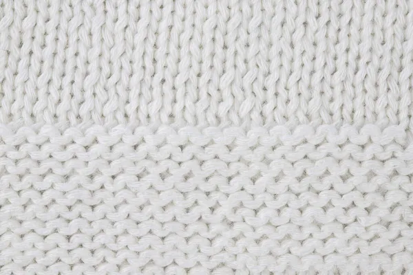 Ürün, tellerdeki çeşitli döngülerle birbirine bağlı yünlü ipliklerden yapılmıştır.