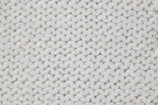 Ürün, tellerdeki çeşitli döngülerle birbirine bağlı yünlü ipliklerden yapılmıştır.