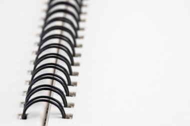 Bir iş adamının fermuar arşivleyicisi ve cetvelinde çarşafları olan defteri izole et.