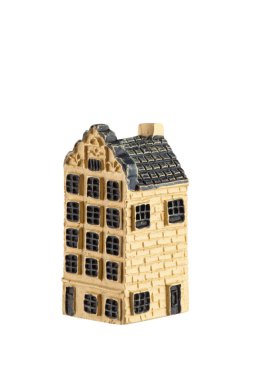 Hatıra oyuncağı dört katlı ev, beyaz arka planda izole edilmiş.