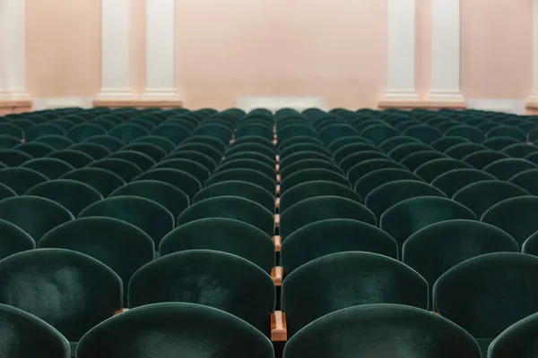 劇場の講堂にある柔らかいベルベットのアームチェアの列 — ストック写真