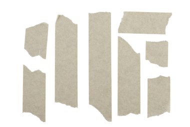 Gri maskeleme bandı parçalarının kenarları pürüzlü, beyaz arka planda izole edilmiş.