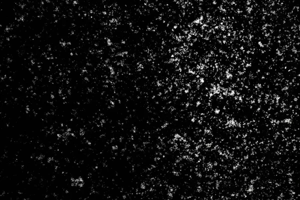 黒い背景に白い氷の雪片が隔離され — ストック写真