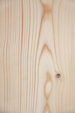 Boya ve çivi kalıntıları, doğal doku ve arkaplan içeren eski ahşap bir çit parçası.