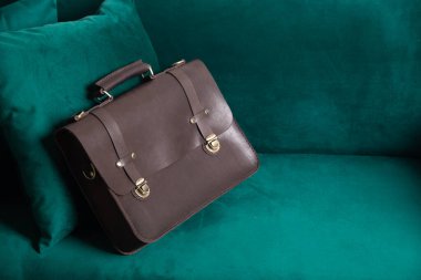 Metal kaplamalı kahverengi, hakiki deri çanta, beyaz arka planda yalıtılmış.