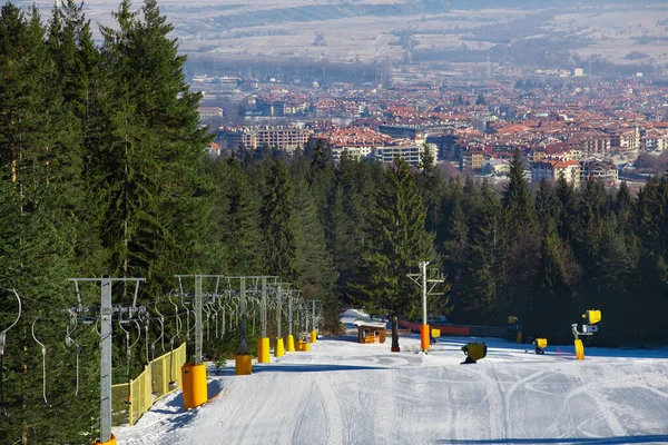 Ośrodek Narciarski Bułgarii Pokryta Śniegiem Trasa Windą Zimowy Dzień — Zdjęcie stockowe