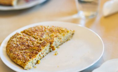 Sağlıklı, lezzetli, glütensiz ve vejetaryen kinoa frittata 'ya (omlet veya turtaya benzer) yakın çekim. Quinoa, And Dağları 'nda yaşayan ve Güney Amerika yerlileri tarafından yüzyıllardır kullanılan antik bir bitkidir..