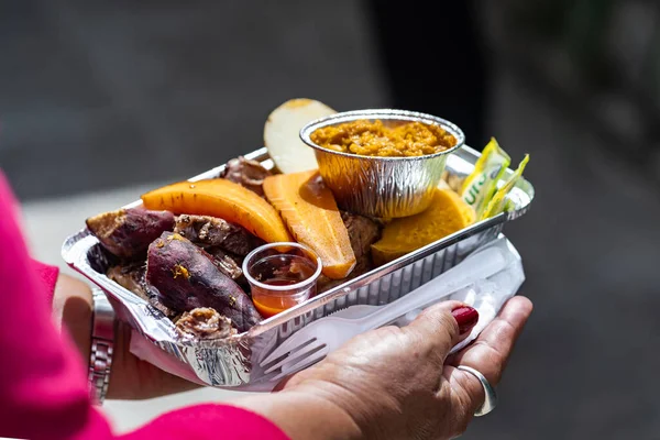 Geleneksel Araucanian yemeği olan curanto 'nun Arjantin versiyonu yeraltında hazırlandı ve çeşitli et ve sebzelerle yapıldı.