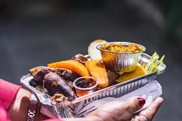 Geleneksel Araucanian yemeği olan curanto 'nun Arjantin versiyonu yeraltında hazırlandı ve çeşitli et ve sebzelerle yapıldı.