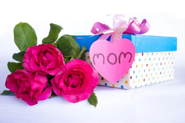 Pink rose and gift box at Mother's Day — Stock Photo, Image