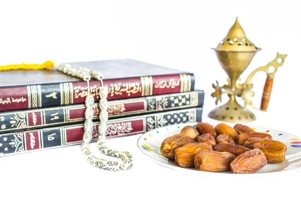 El Sagrado Corán con oudh quemador cuentas de oración islámica y fechas p —  Fotos de Stock