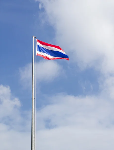 Tajska Flaga Narodowa z niebieskim tle nieba — Zdjęcie stockowe