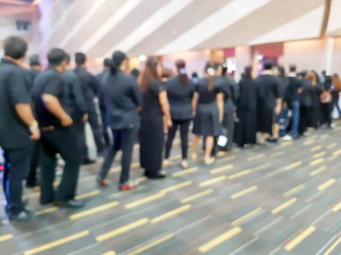 Asyalılar kapıda yas tutan giysiler giyer.