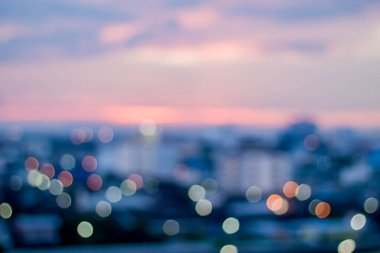 Gece aydınlığı şehrinin soyut bulanıklığı dağ ve günbatımı gökyüzü arkaplanı