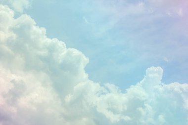 Mavi gökyüzü arkaplanındaki beyaz bulutlar