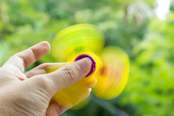 Fidget Spinner Hand Spinner Girando Rápido Mão Fundo Natureza — Fotografia de Stock