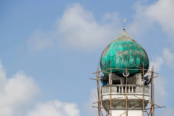 Domo Masjid Mezquita Construcción Renovada Sobre Fondo Cielo Azul —  Fotos de Stock