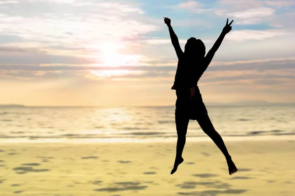幸せな若い女の子が手を挙げて美しいビーチに飛び込み — ストック写真