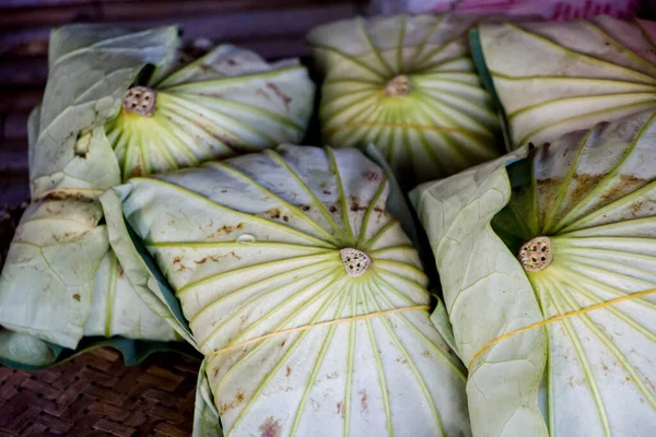 蓮の葉のパッケージに包まれた米 タイの市場で伝統的な食事を販売 — ストック写真