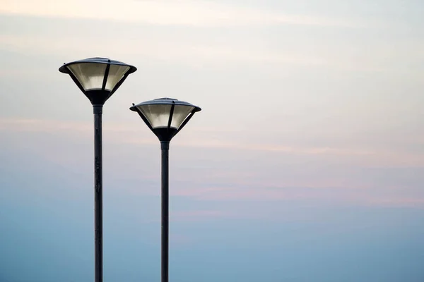美しい空を背景に街灯柱 — ストック写真