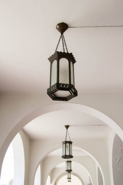 Beyaz odada klasik fener.