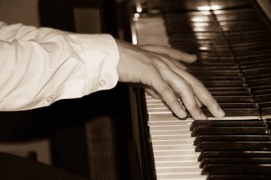 Piyano çalan müzisyenin eli geriye dönük filtrede