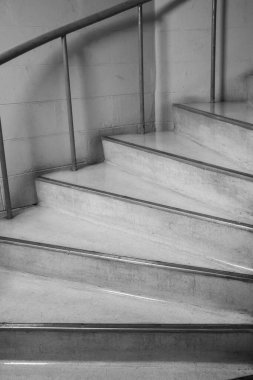 Siyah-beyaz dairesel merdiven.