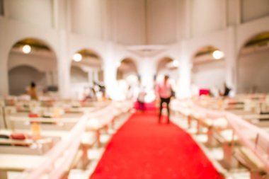 Kilisede yürüyen insanların soyut bulanıklığı