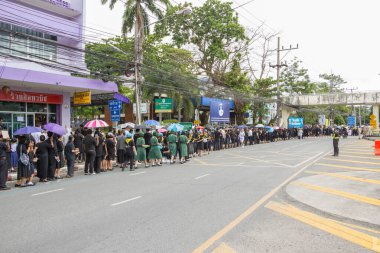 Songkhla, Tayland - 26 Ekim 2017: Tayland halkı siyah yas elbisesi içinde Sandalwood Çiçekleri 'ni Majesteleri' ne son bir armağan olarak sunacaklar.