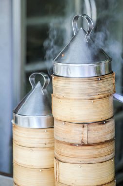 Dim Sum için çelik kaplı bambu tenceresi: geleneksel Çin yemeği.