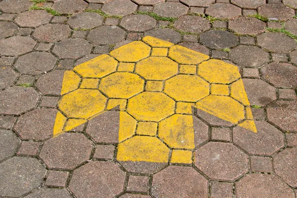 Sinal Seta Amarelo Pavimento Cimento Grungy — Fotografia de Stock
