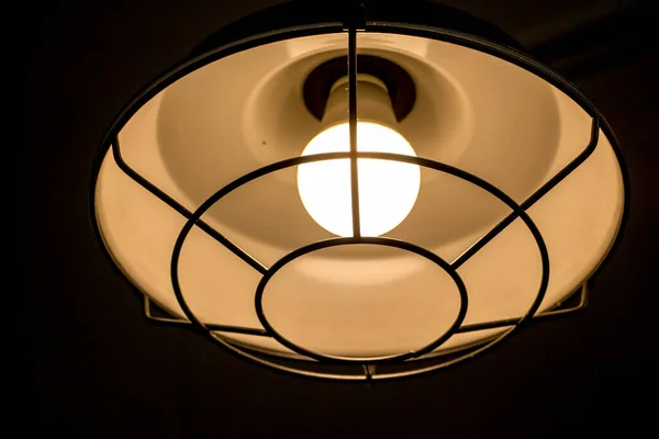 Lampa Sufitowa Ciemnym Tle — Zdjęcie stockowe