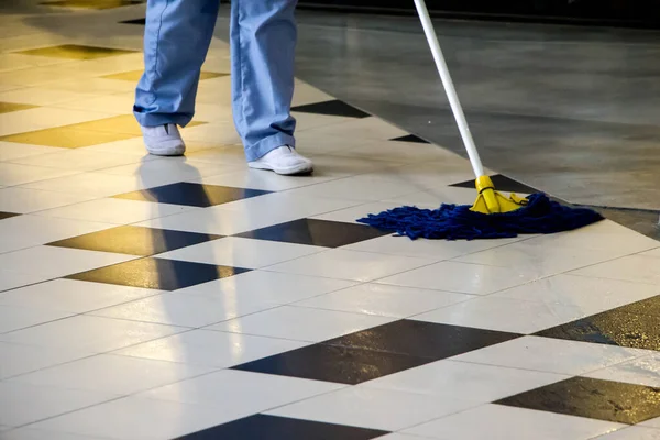 Trabalhador Esfregando Para Limpar Chão Telha — Fotografia de Stock