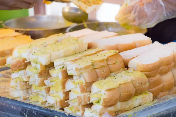 街市上出售的大蒜面包加黄油烤 — 图库照片