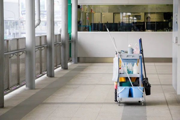 Reinigungsgeräte Mit Wagen Auf Dem Fußboden Bürogebäude Stockfoto