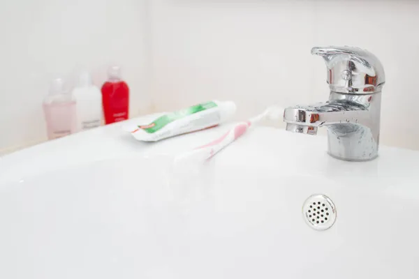 Torneira Banheiro Com Fundo Pasta Dentes Escova Dentes Conjunto Banho — Fotografia de Stock