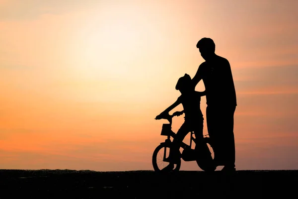 Silhouet Vader Leren Zijn Dochter Fietsen Rode Hemel Achtergrond Vaderdag — Stockfoto
