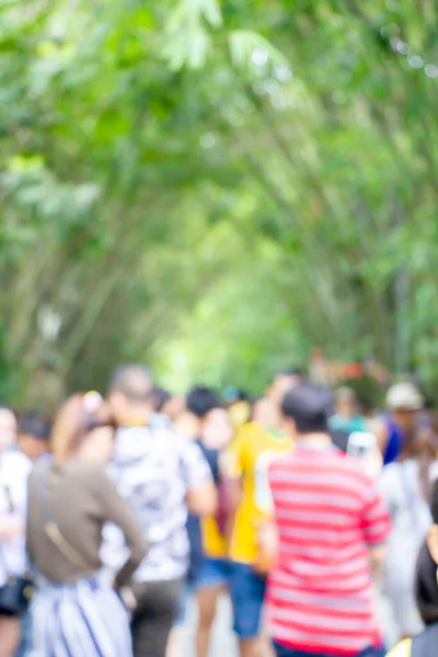 Personas Borrosas Caminando Parque Verde — Foto de Stock