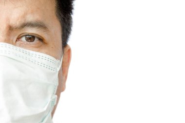Asyalı bir doktorun ya da hastasının yüzünün yarısı boş alan arkaplanı olan tıbbi maske takıyor.