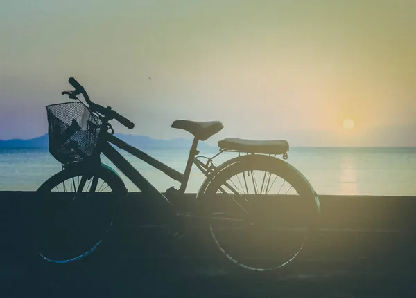 Fiets Het Strand Bij Zonsondergang — Stockfoto