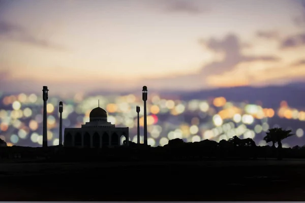 Ramadan Kareem Silhouette Della Moschea Masjid Sulla Città Sfocatura Bokeh — Foto Stock