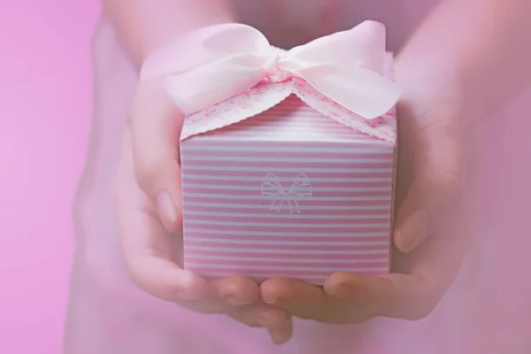 Primer Plano Las Manos Femeninas Sosteniendo Pequeño Regalo Rosa Envuelto — Foto de Stock