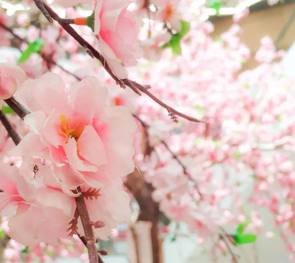 Sztuczne Sakura Różowe Kwiaty Rozmytym Tle — Zdjęcie stockowe