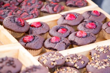 Kırmızı kirazlı çikolatalı keke yakın plan.