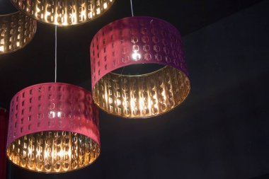 koyu arkaplanda modern kırmızı lamba