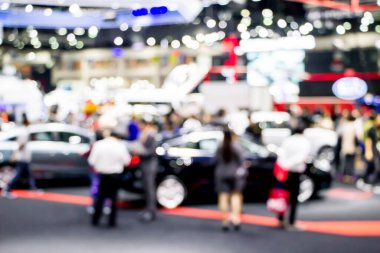 Motor fuarındaki bulanık insanlar
