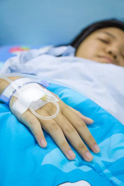 Ziek Meisje Het Ziekenhuisbed Met Zoutoplossing — Stockfoto