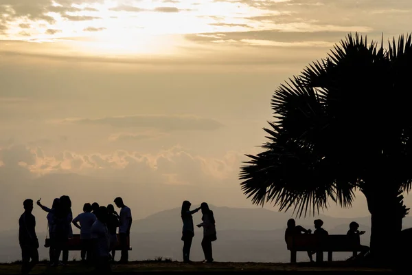 Turis Mengambil Foto Dan Menikmati Tampilan Titik Lihat Tinggi — Stok Foto